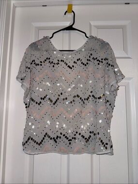 Jennifer Lopez Light Gray Sequin Chevron Short Sleeve Top